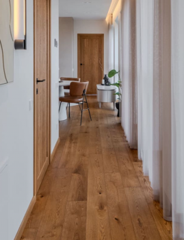 Cómo combinar suelos y puertas de madera en una vivienda