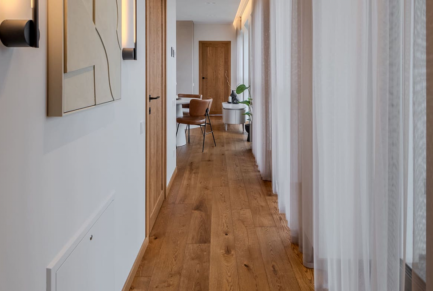 Cómo combinar suelos y puertas de madera en una vivienda