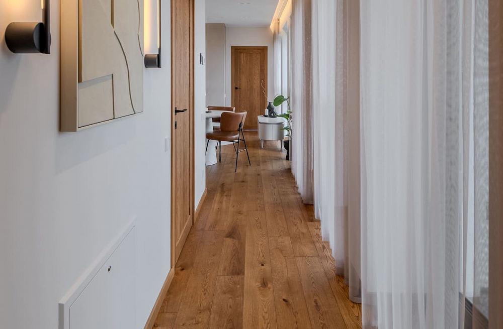 Cómo combinar suelos y puertas de madera en una vivienda